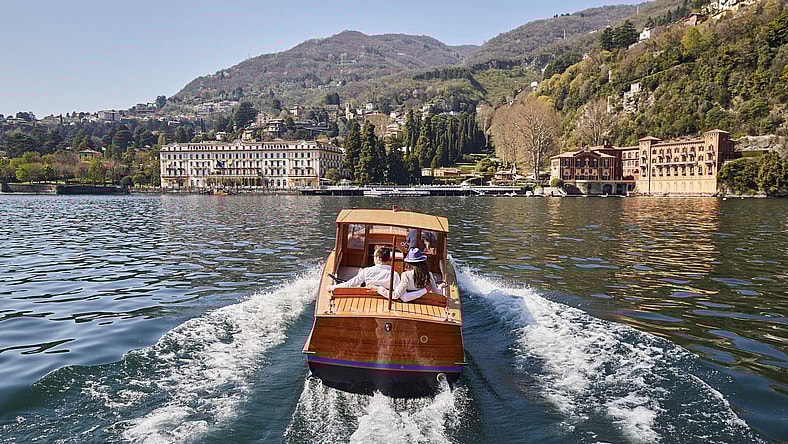 facebook-Linked_Image___Driver and 2 guests on the boat â Villa dâEste on the background(1)